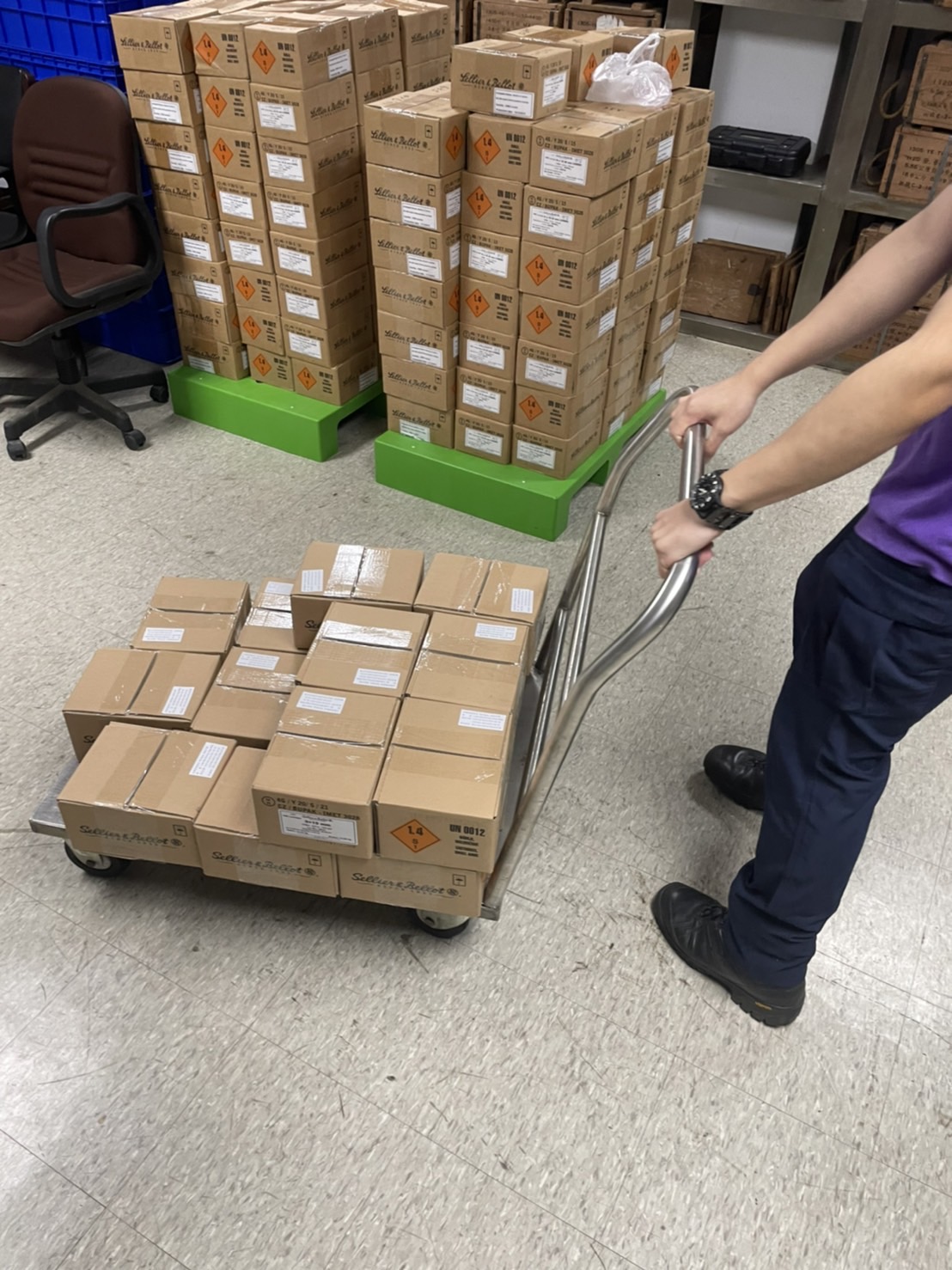 法務局物品室內移動